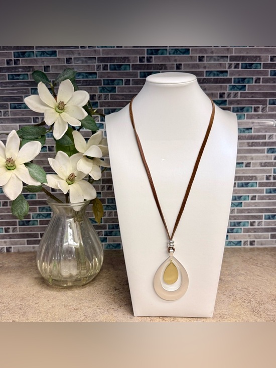 NWT Lucky Brand two tones pendant necklace - Picture 2 of 4